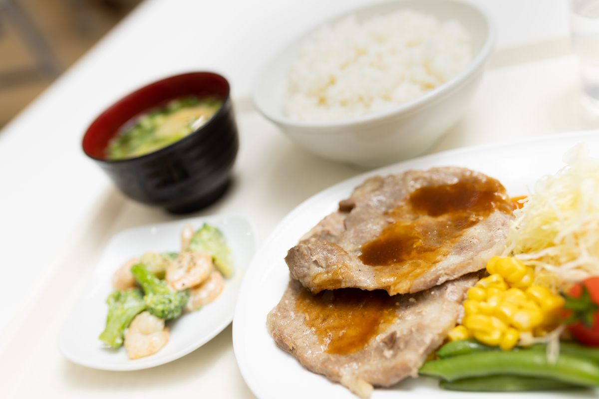 学生食堂で提供される家庭料理のような食事